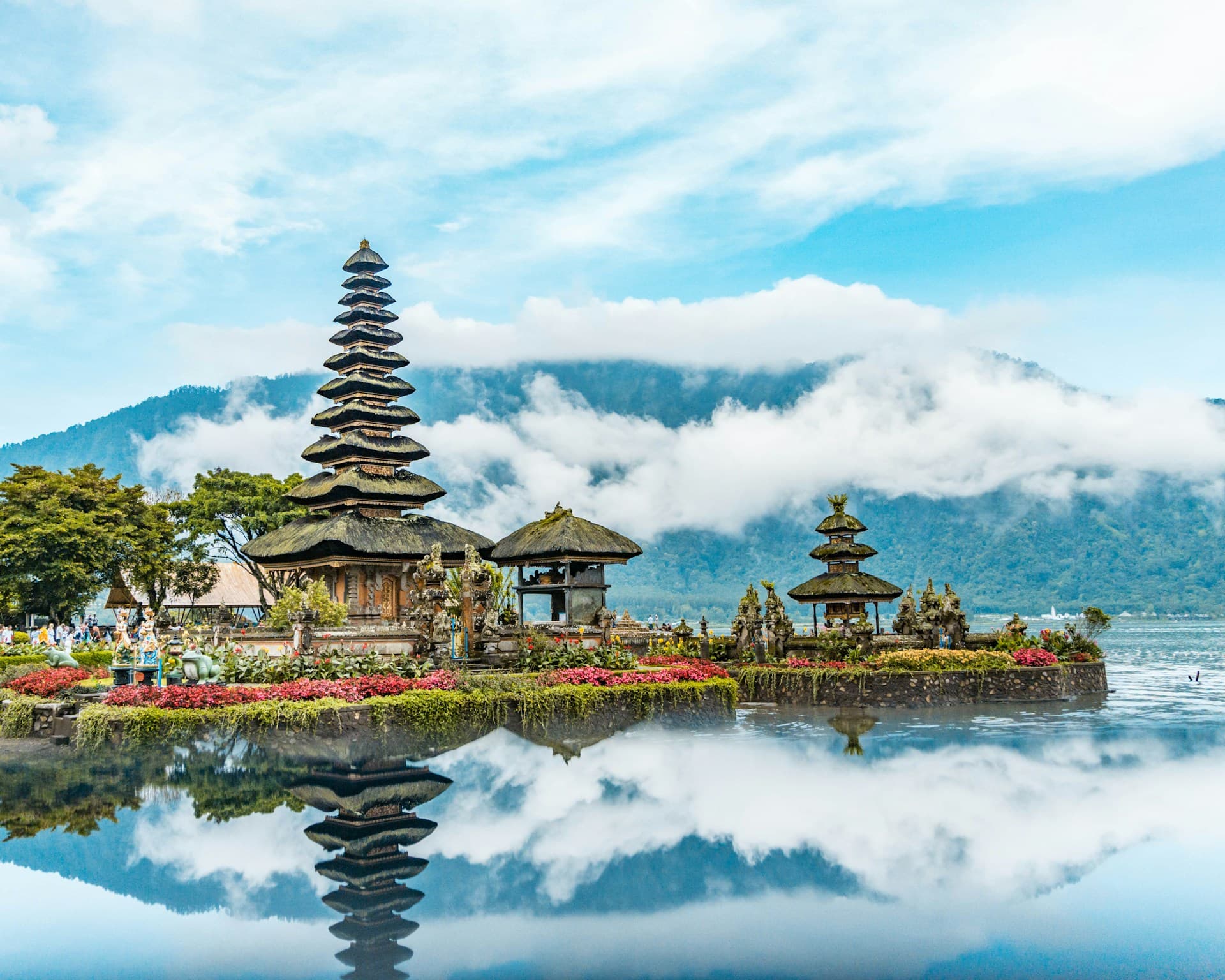 Pemandangan pura dan danau di Bali